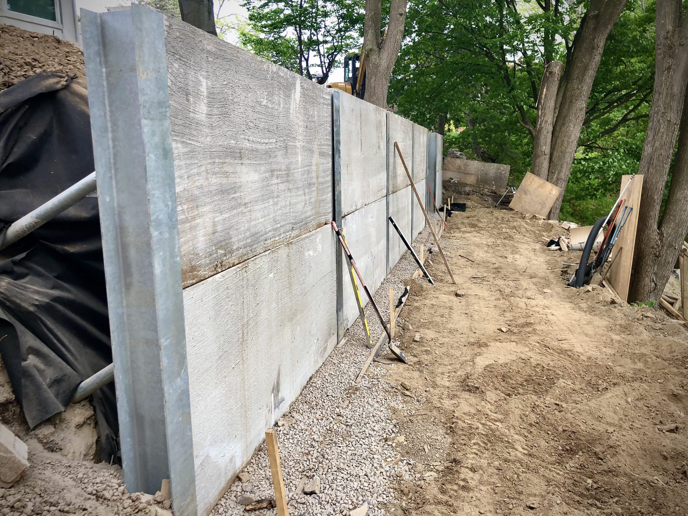 Concrete retaining wall with steel supports